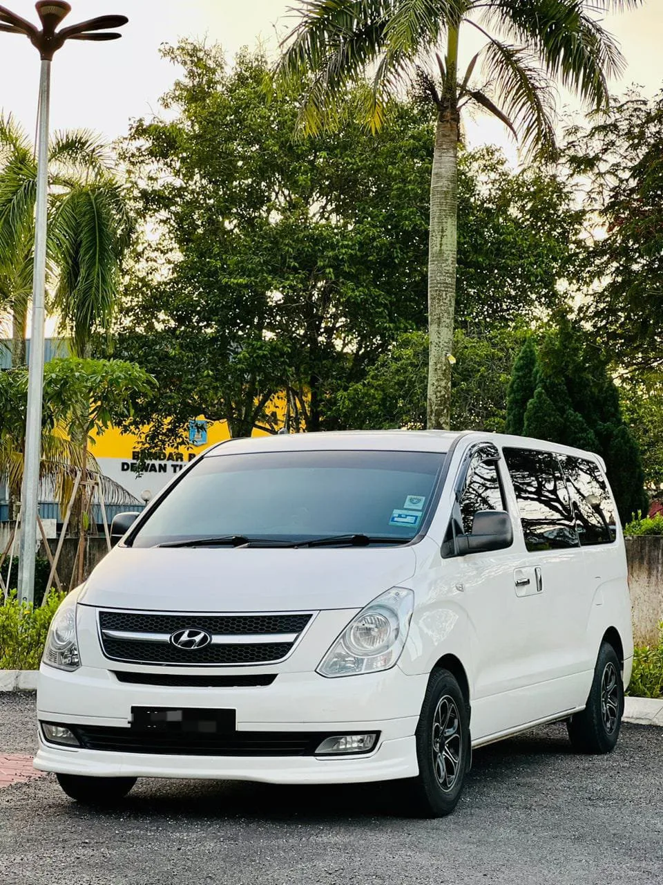 2018 Hyundai Starex 10 Pax Airport Transfer — Car Rental Malaysia
