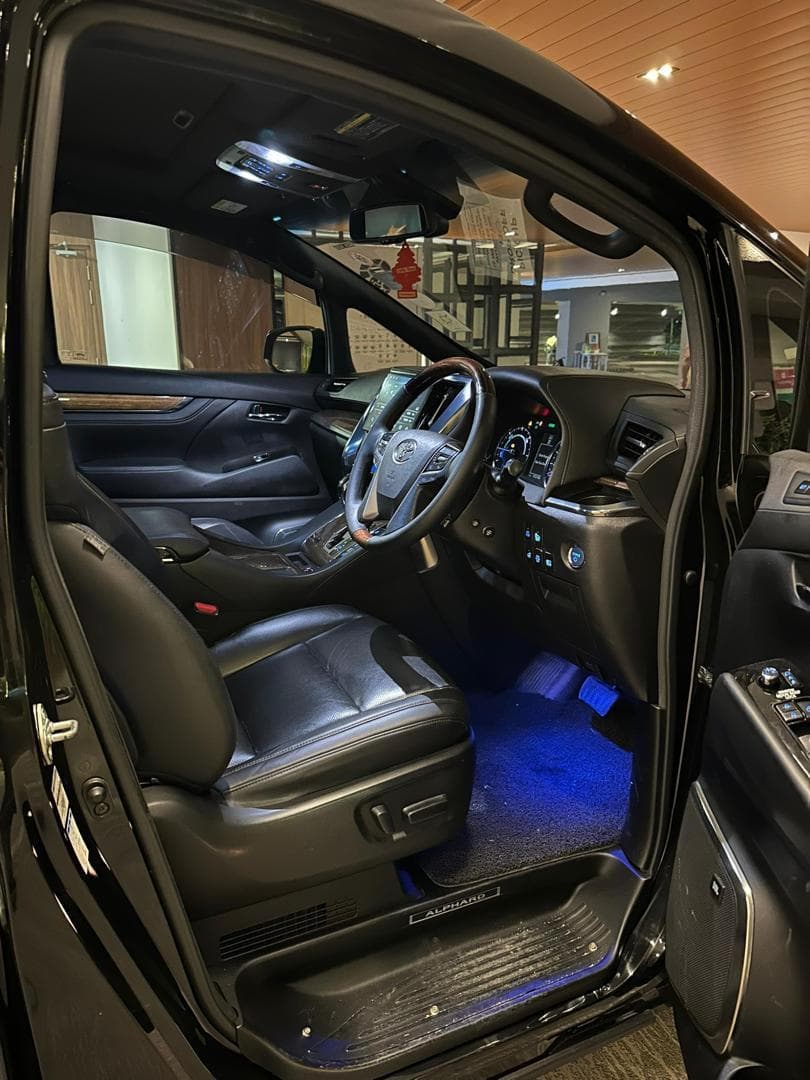 2025 Toyota Alphard Executive Lounge - image 1