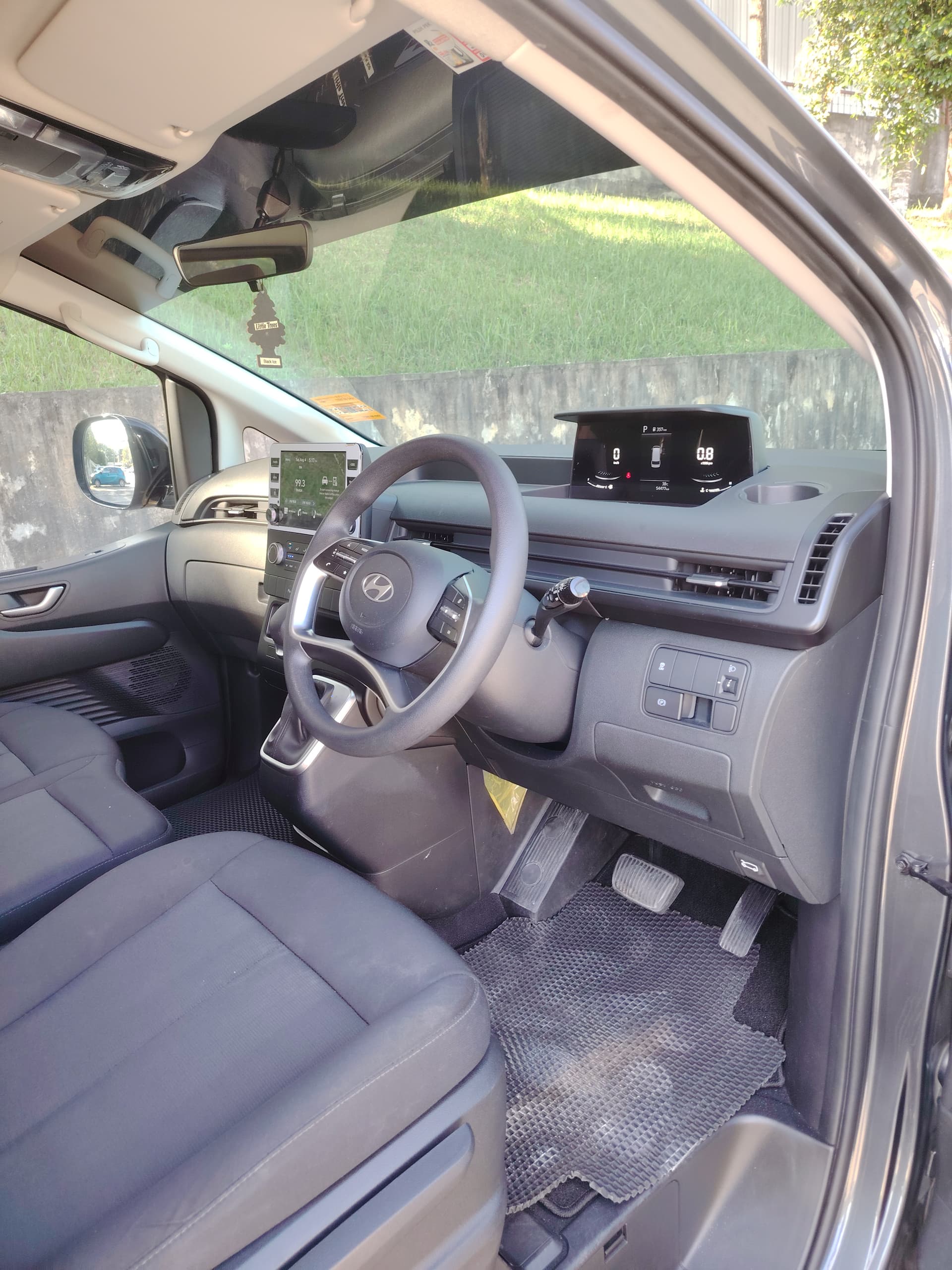 2024 Hyundai Staria Premium - image 1